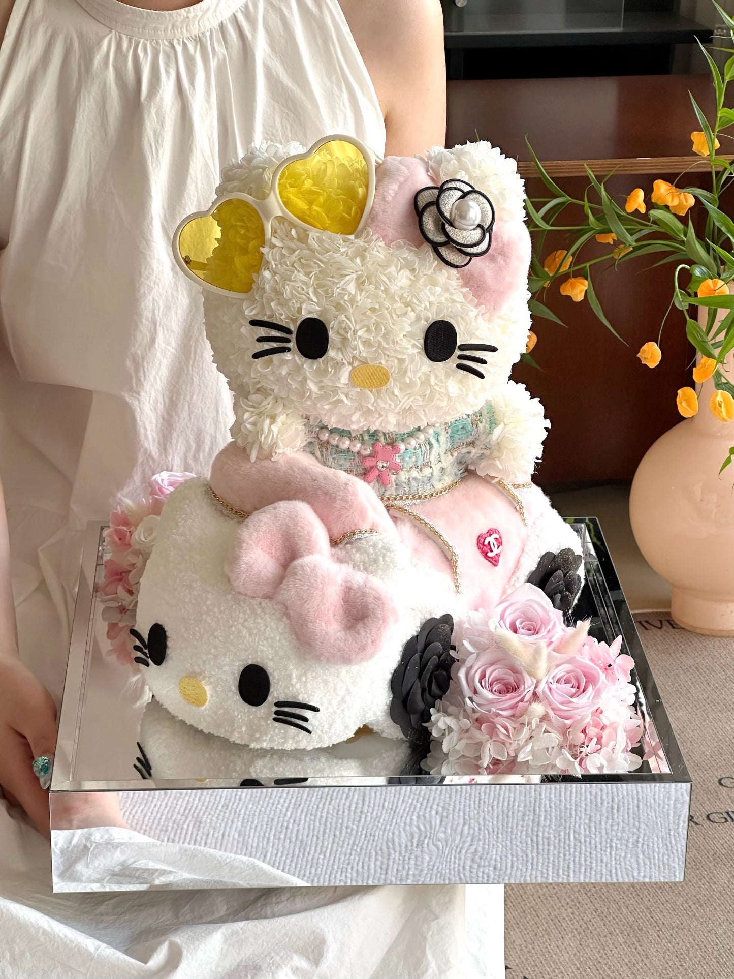 Hello Kitty Dual-Tier Preserved Flower