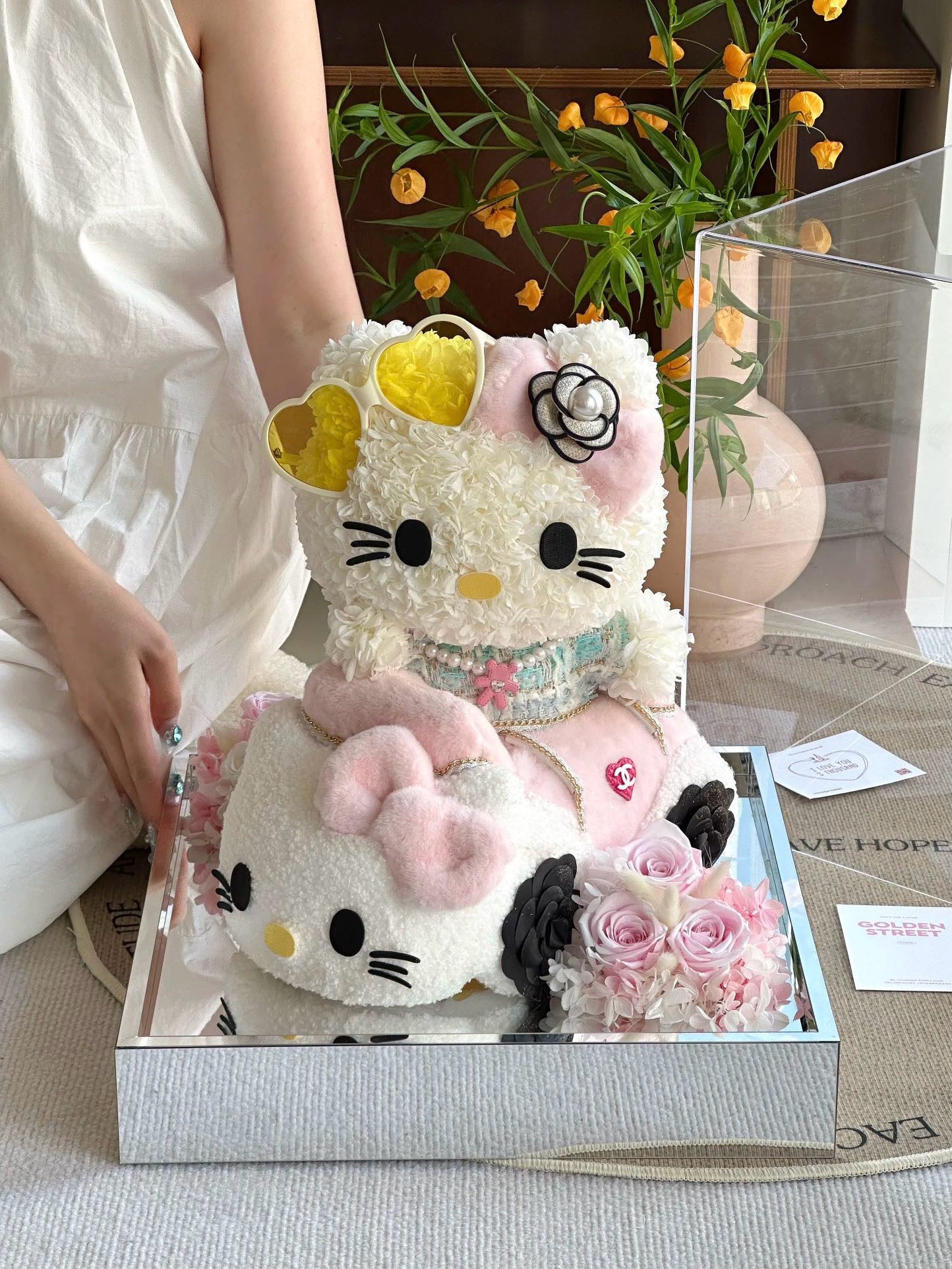 Hello Kitty Dual-Tier Preserved Flower