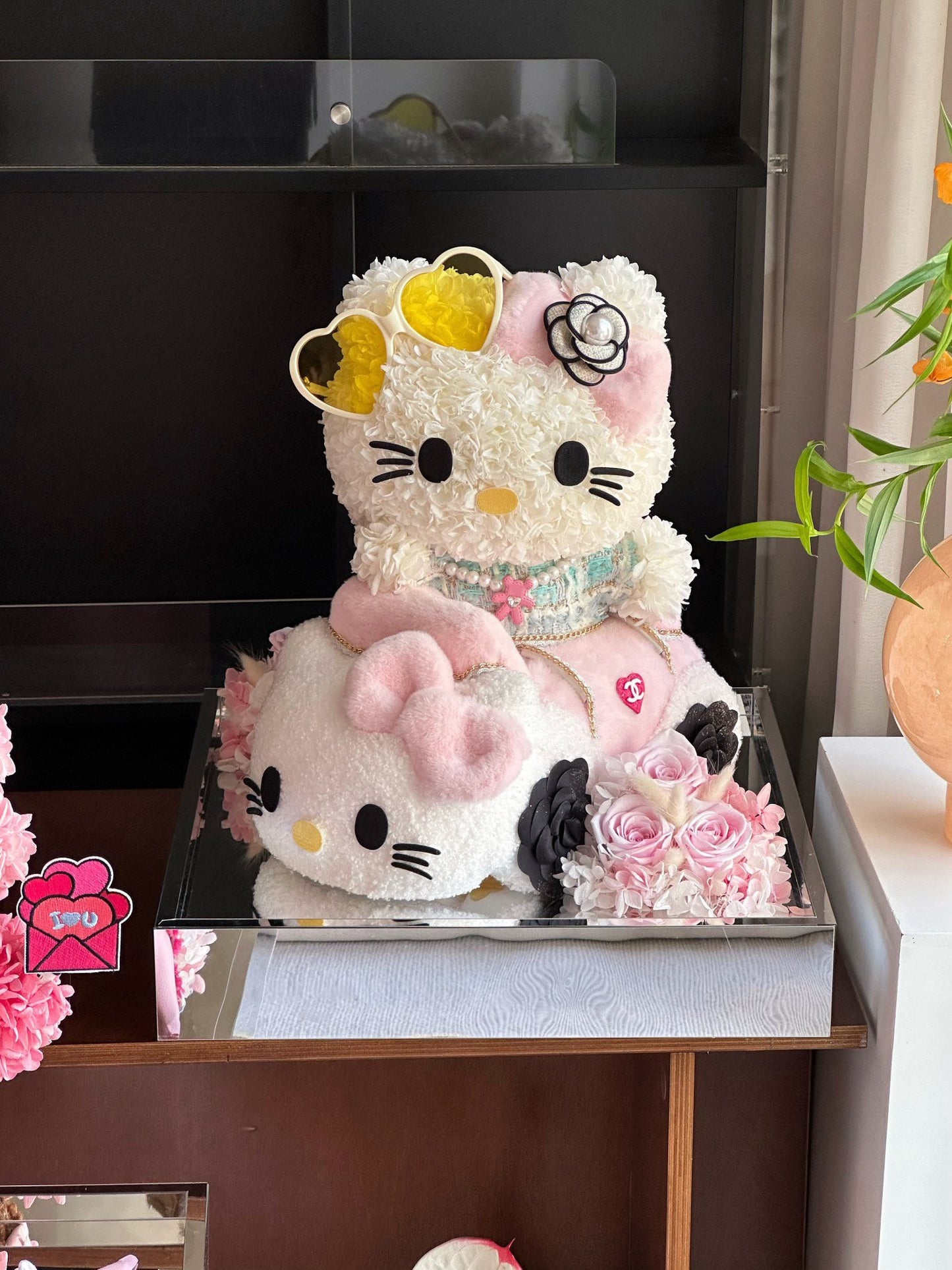 Hello Kitty Dual-Tier Preserved Flower