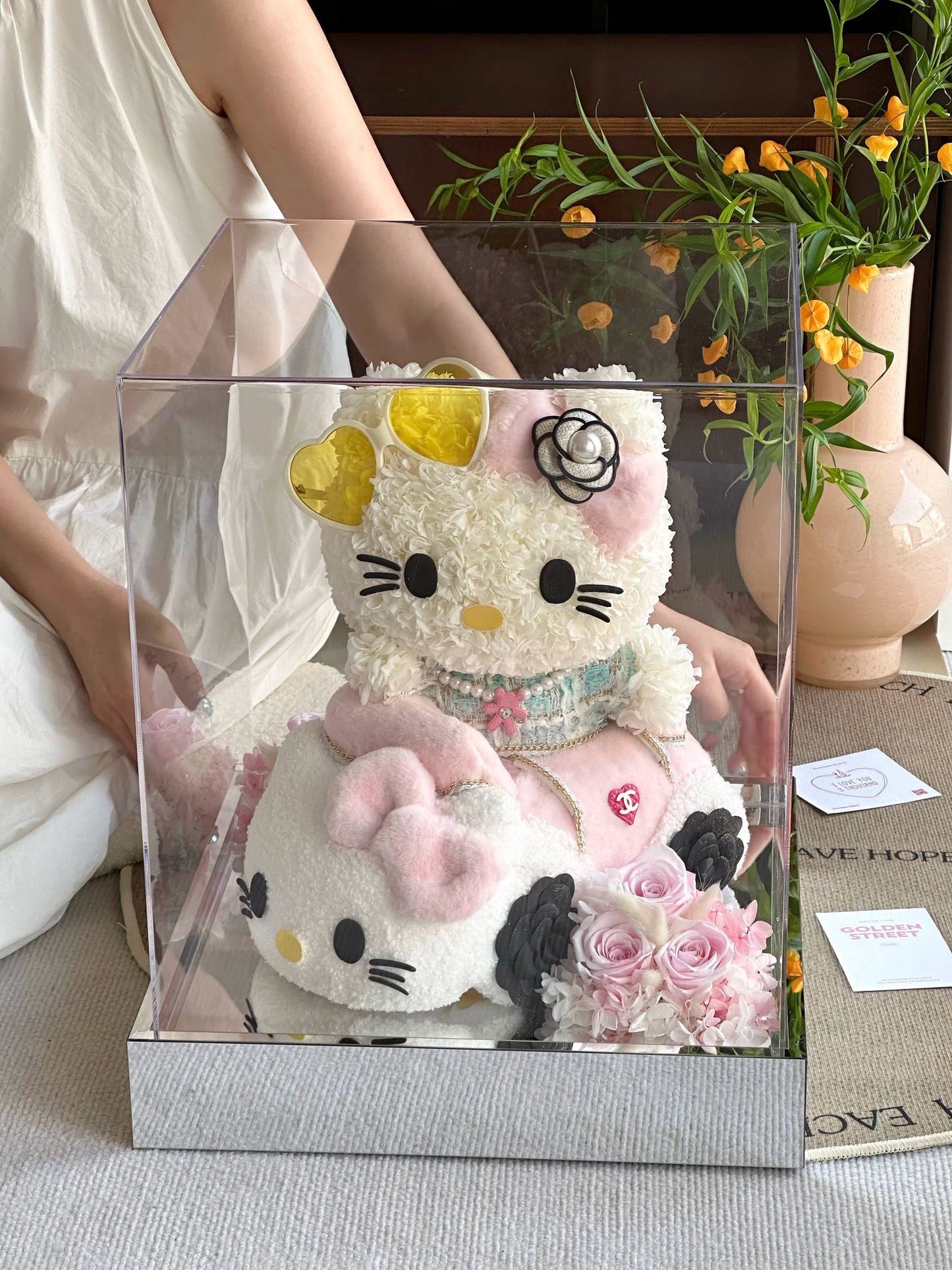 Hello Kitty Dual-Tier Preserved Flower