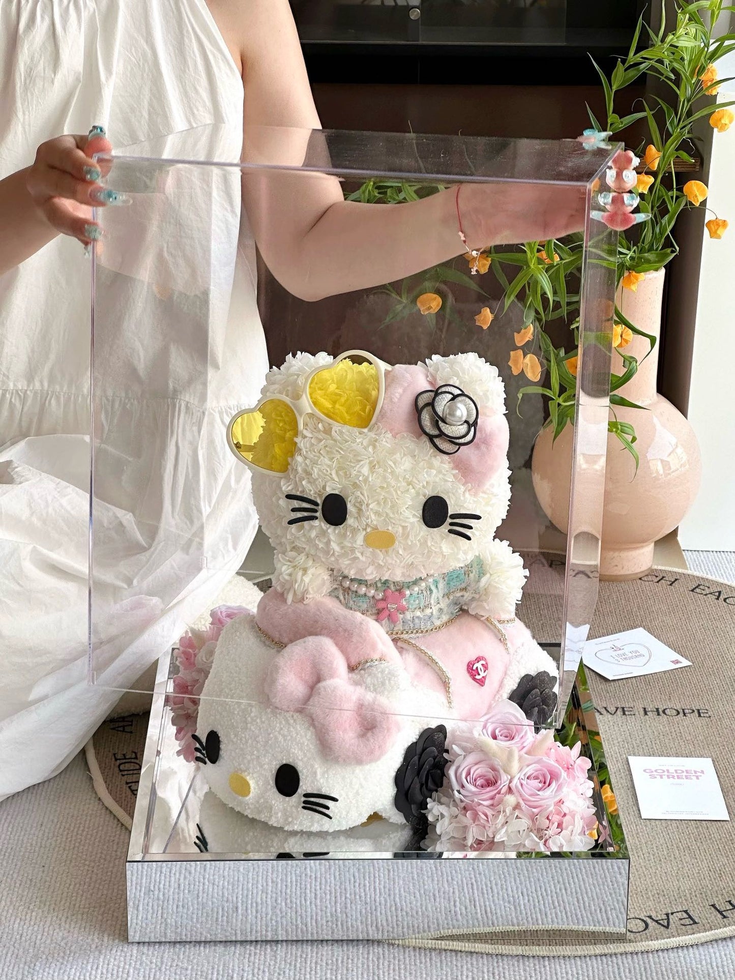 Hello Kitty Dual-Tier Preserved Flower